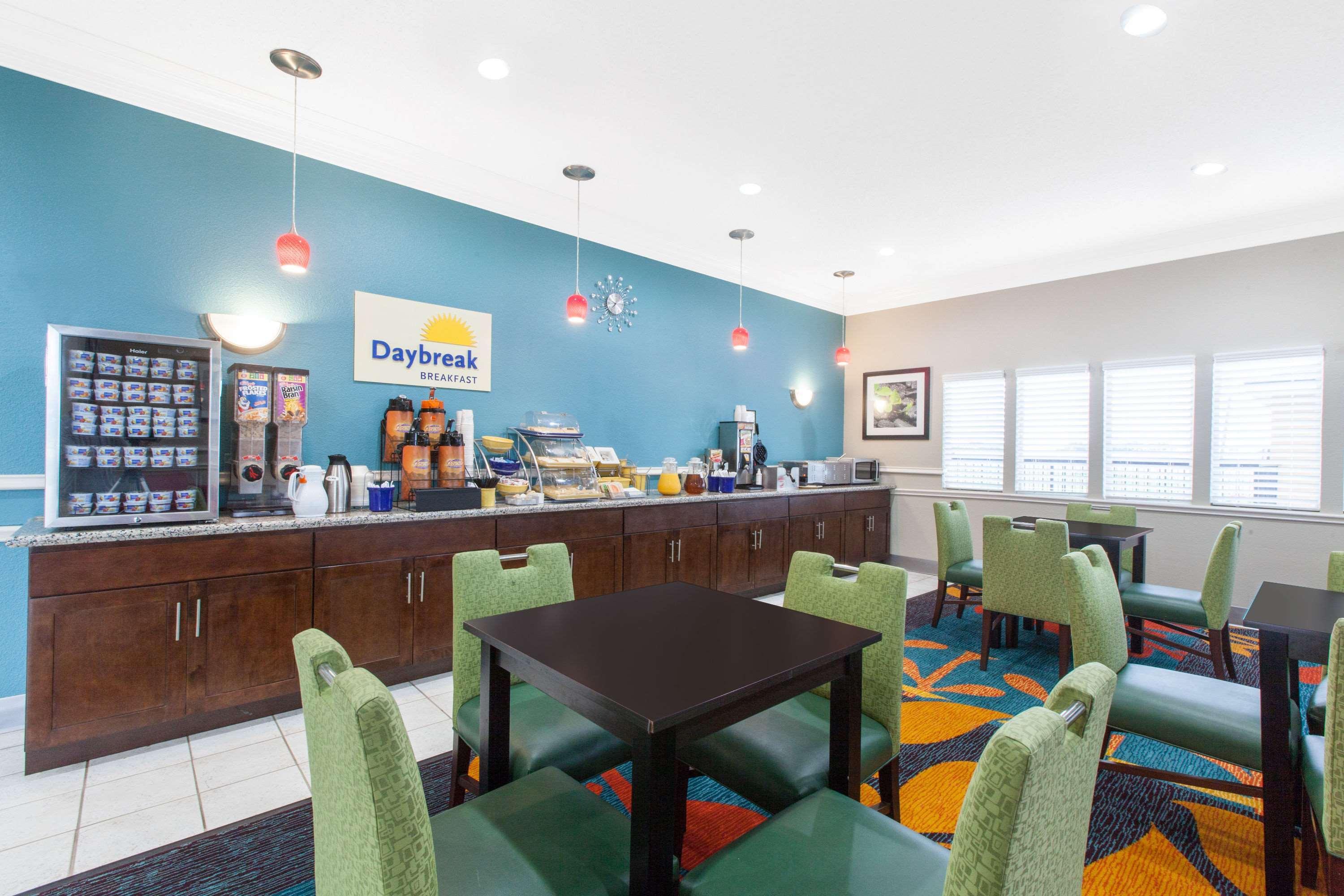 Days Inn By Wyndham Ennis Exteriör bild